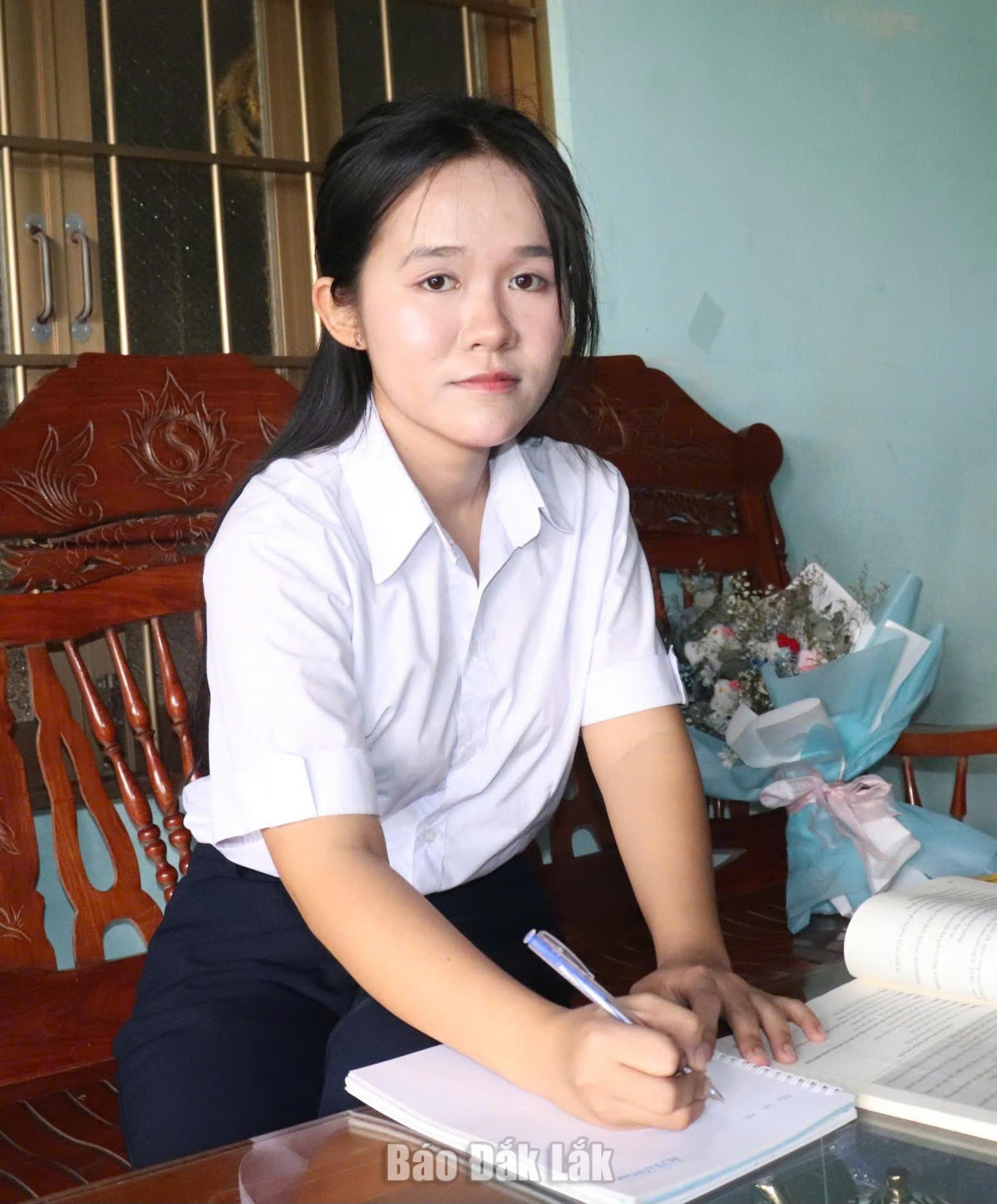 Thủ khoa khối C00 Nguyễn Ngọc Bảo Trân.