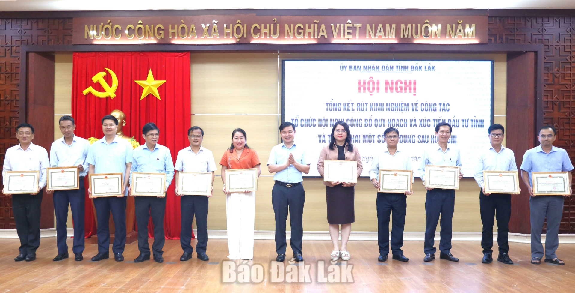 UBND tỉnh đã khen thưởng 23 tập thể, 81 cá nhân có thành tích xuất sắc trong công tác tổ chức, phục vụ Hội nghị Công bố Quy hoạch và Xúc tiến đầu tư tỉnh Đắk Lắk.