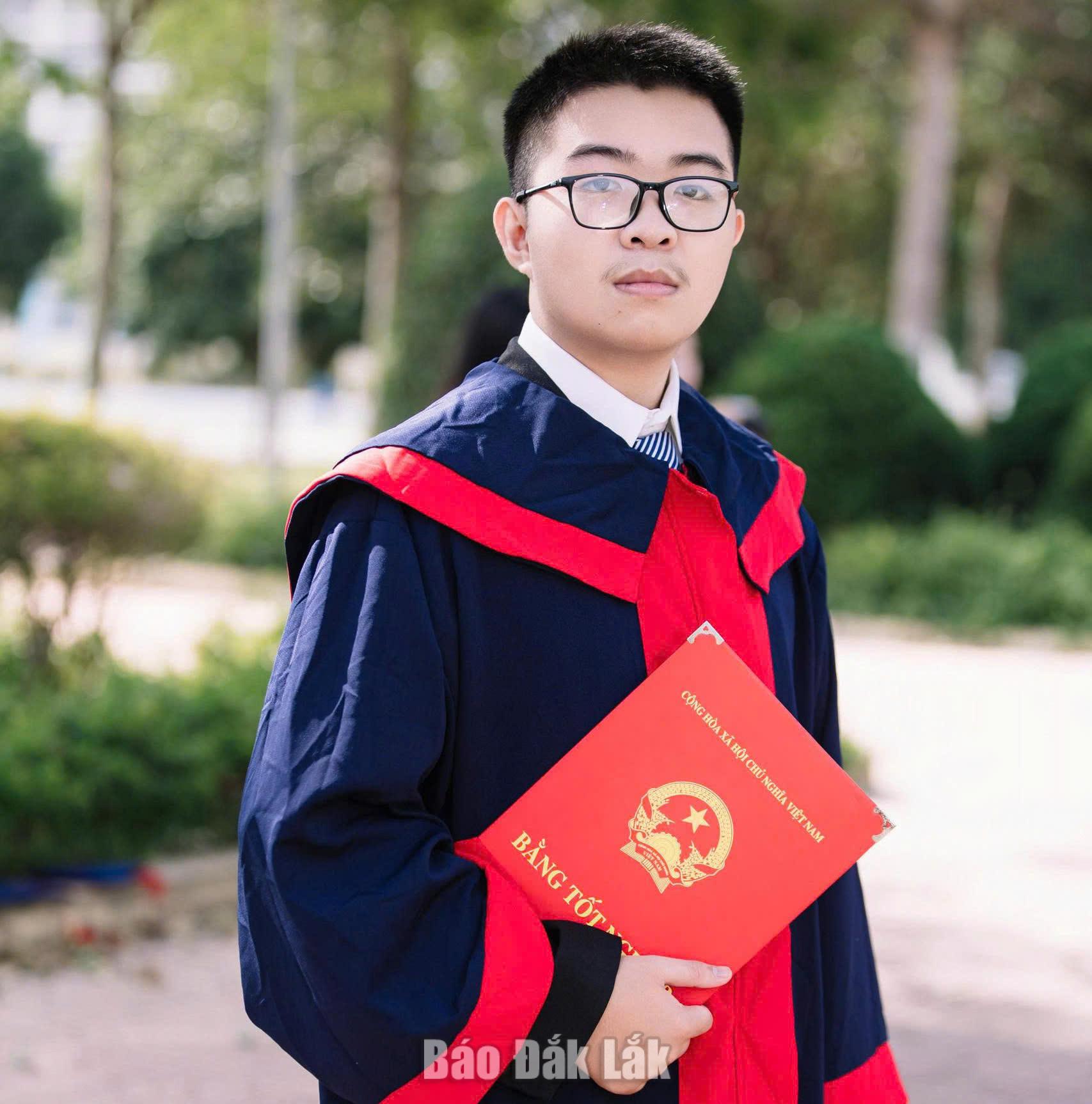 Thủ khoa khối D01 Nguyễn Mai Trần Tiến.