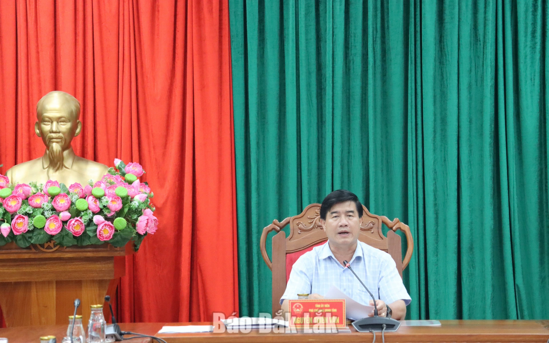 Đắk Lắk đẩy nhanh tiến độ Chương trình khám sức khỏe định kỳ, khám sức khỏe sàng lọc cho người dân 2 Phó Chủ tịch UBND tỉnh Nguyễn Thiên Văn phát biểu chỉ đạo tại cuộc họp.