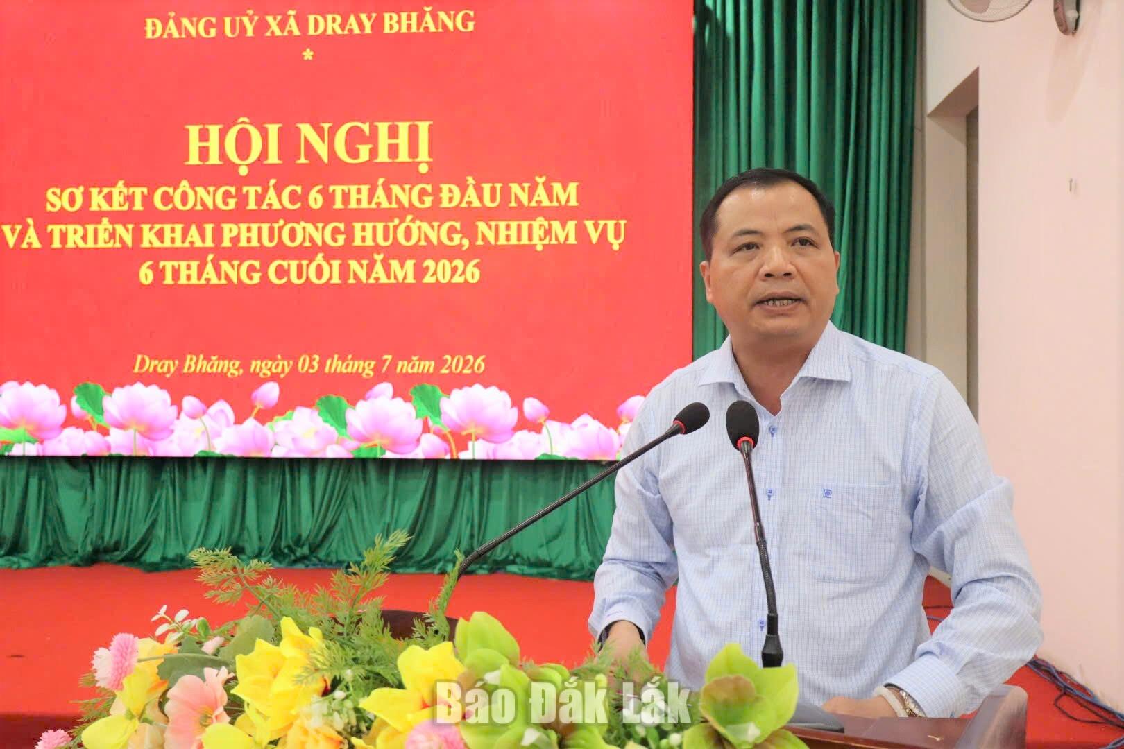 Bí thư Đảng ủy, Chủ tịch HĐND xã Dray Bh ăng Nghiêm Văn Chuẩn phát biểu tại hội nghị.