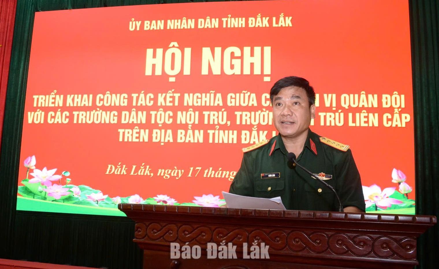 Các đơn vị Quân đội kết nghĩa với 26 trường học nội trú, trường liên cấp 3 Đại tá Ksơr Lành, Phó Chính ủy Bộ Chỉ huy Quân sự tỉnh phát biểu tại hội nghị.