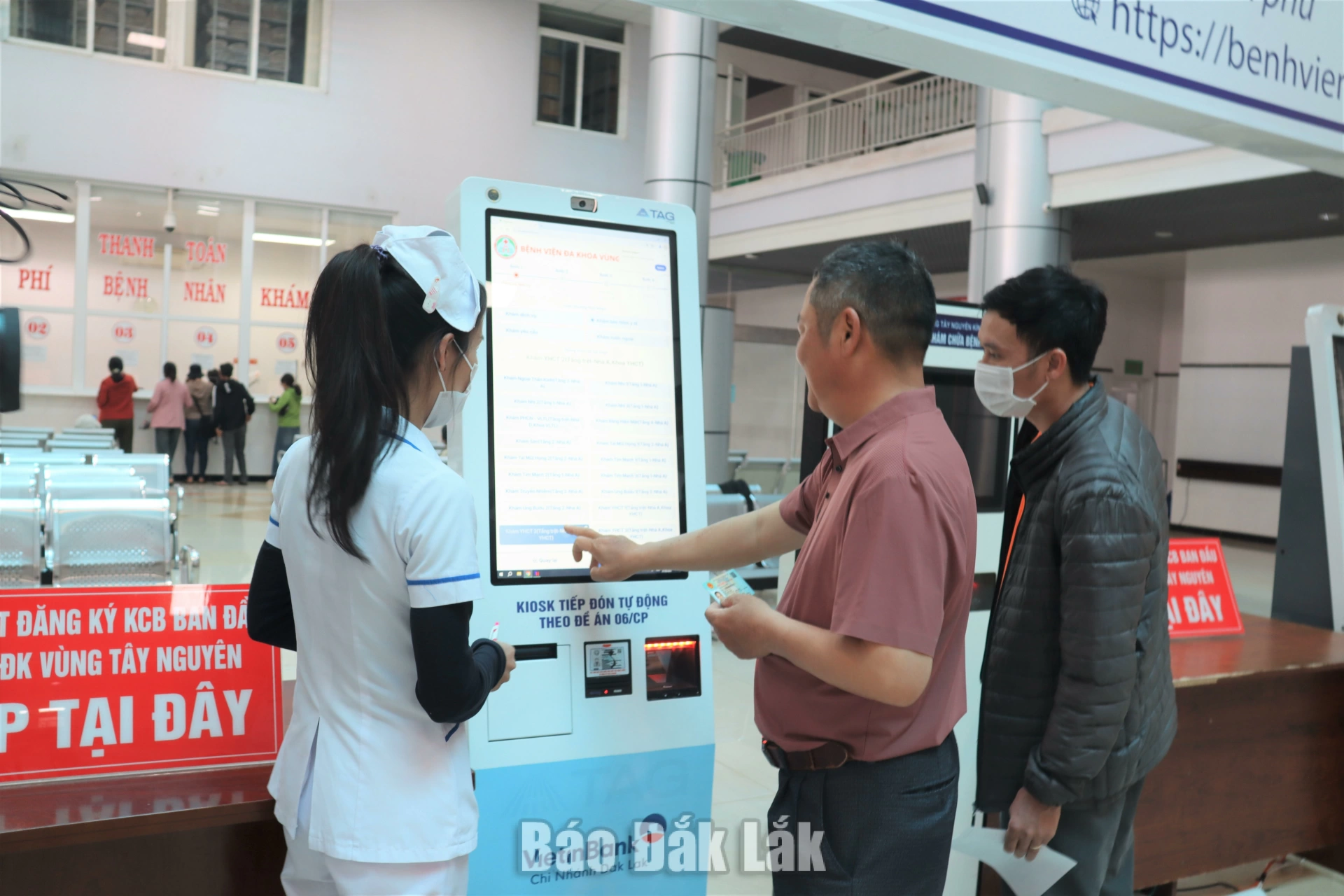 Nhân viên y tế hướng dẫn người bệnh đăng ký khám, tra cứu thông tin bằng căn cước công dân tại Bệnh viện Đa khoa vùng Tây Nguyên. Ảnh: K. Hồng