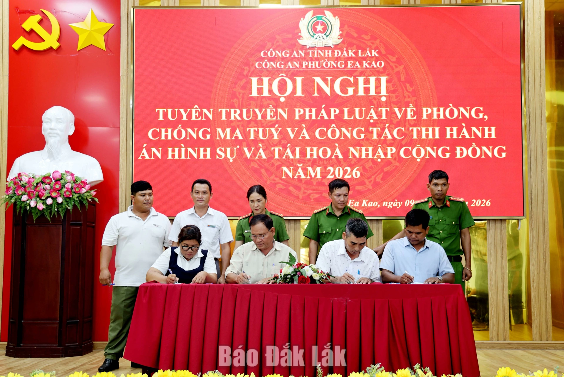 Ea Kao tuyên truyền về phòng, chống ma túy 2 Đại diện các buôn, tổ dân phố trên địa bàn phường ký cam kết thực hiện tốt công tác phòng, chống ma túy.