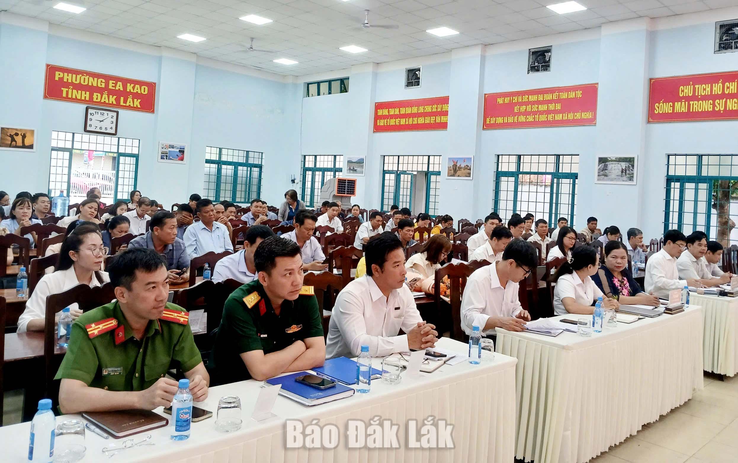 Phường Ea Kao: Thu ngân sách 6 tháng đầu năm đạt 90,8% dự toán tỉnh giao 2 Các đại biểu dự hội nghị.