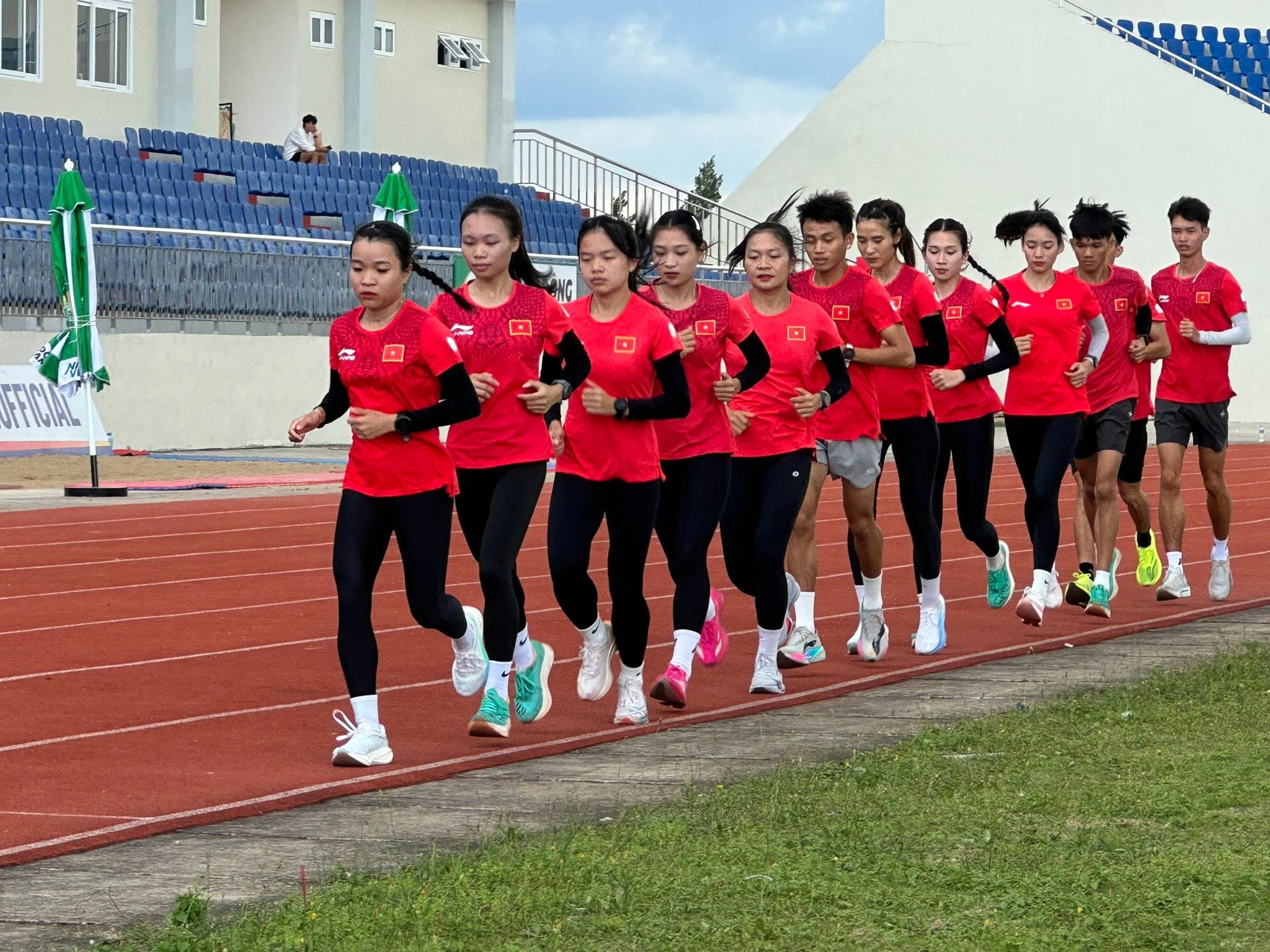 Lê Thị Tuyết ( chạy đầu) tập luyện trước giải. Ảnh: Điền kinh Việt Nam