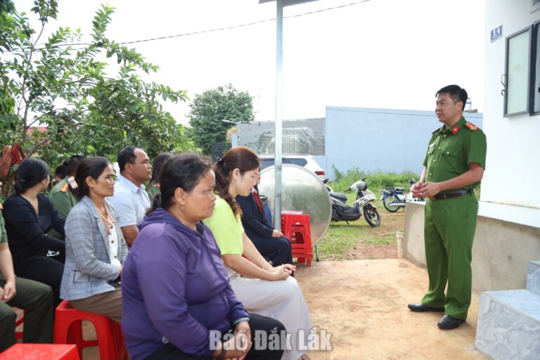 Bàn giao nhà Tình nghĩa tặng hộ nghèo ở buôn Kdun