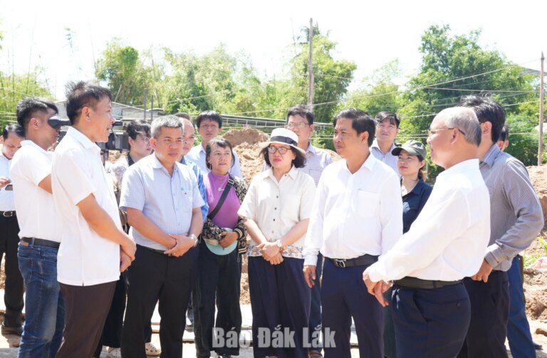 Bí thư Tỉnh ủy Lương Nguyễn Minh Triết kiểm tra tiến độ xây dựng 100 nhà sinh hoạt cộng đồng kết hợp phòng tránh lũ