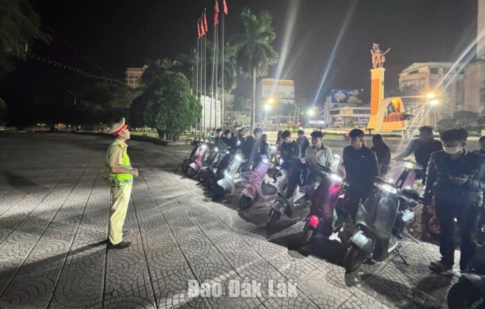 CSGT Đắk Lắk tuyên truyền lưu động về an toàn CSGT Đắk Lắk tuyên truyền lưu động về an toàn giao thông cho học sinh