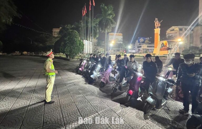 CSGT Đắk Lắk tuyên truyền lưu động về an toàn giao thông cho học sinh