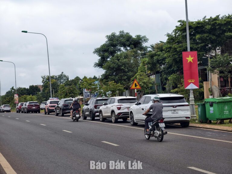Cần sớm chấn chỉnh tình trạng phương tiện đậu dưới lòng đường Võ Nguyên Giáp