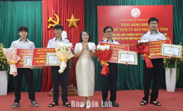 Chủ tịch UBND tỉnh khen thưởng 4 học sinh đạt Chủ tịch UBND tỉnh khen thưởng 4 học sinh đạt giải Nhất Kỳ thi Mô hình hóa Toán học Việt Nam năm 2026