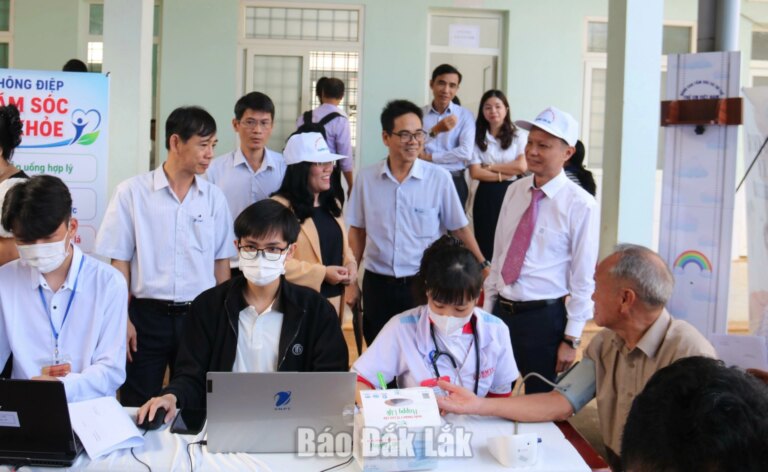 Đưa chủ trương đến với người dân