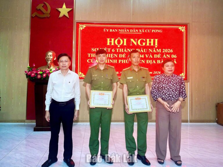 Khen thưởng đột xuất Công an xã Cư Pơng