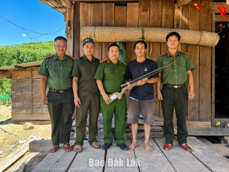 Krông Á phát động cao điểm vận động giao nộp vũ khí, vật liệu nổ