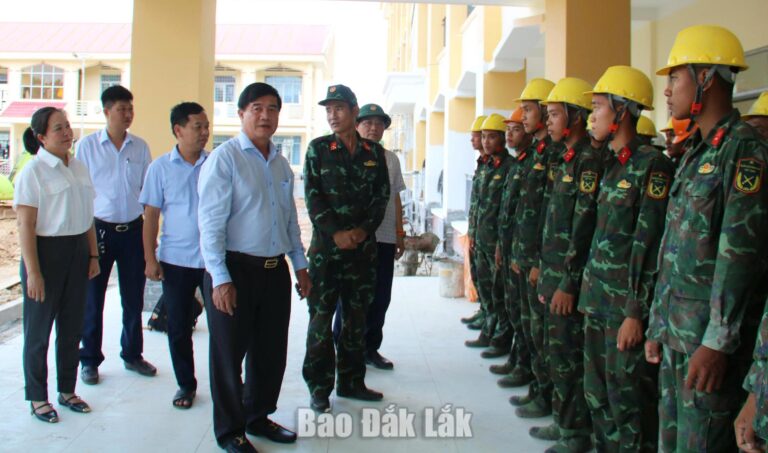Lãnh đạo tỉnh thăm, động viên lực lượng bộ đội hỗ trợ xây dựng trường học khu vực biên giới