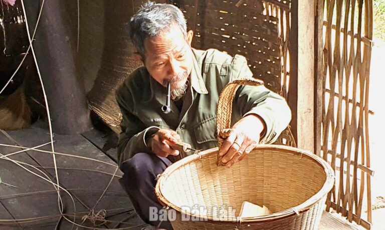 Nghệ nhân đa tài ở buôn Hằng Năm