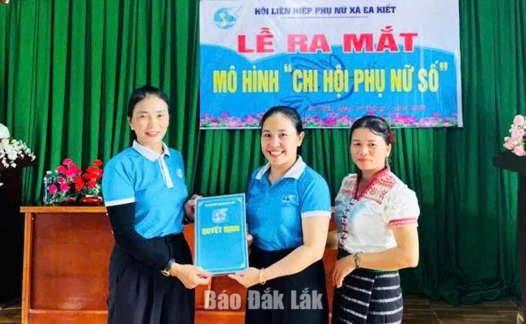 Phụ nữ xã Ea Kiết ra mắt mô hình “Chi hội phụ nữ số”