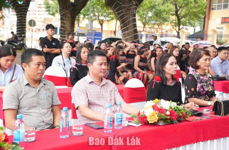 Phường Buôn Ma Thuột: Bế giảng các lớp truyền dạy đánh chiêng, múa xoang và kỹ năng phục vụ du lịch
