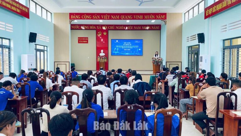Tập huấn về chuyển đổi số, AI cho cán bộ, viên chức, Tổ công nghệ số cộng đồng xã Ea M'Droh