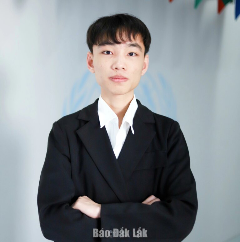 Thủ khoa toàn quốc khối C00: Thi lại để theo đuổi giấc mơ bục giảng