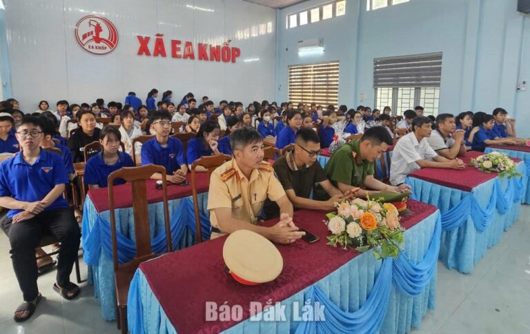 Tổ CSGT địa bàn Ea Kar trang bị kỹ năng an toàn giao thông cho 120 đoàn viên, thanh thiếu niên