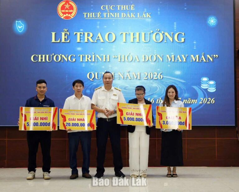 Trao thưởng “Hóa đơn may mắn” cho 14 người mua hàng