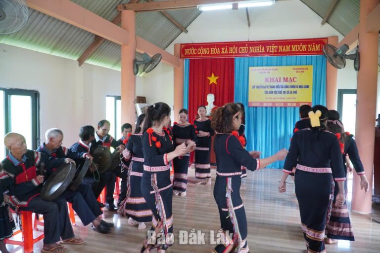 Truyền dạy cồng chiêng, múa xoang tại xã Ea Phê