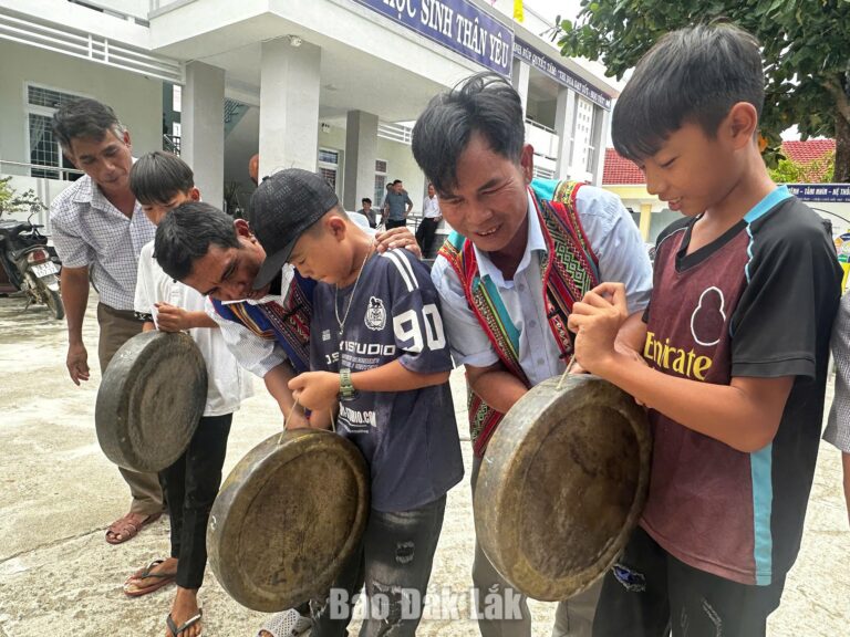 Truyền dạy kỹ năng thực hành cồng chiêng cho học sinh Phú Mỡ