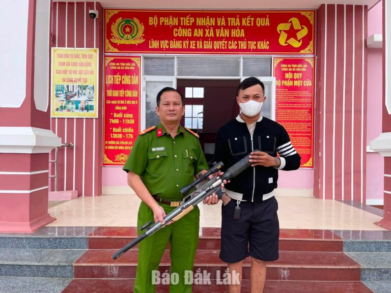 Vân Hòa: Hai công dân giao nộp súng hơi nhặt trong rừng keo