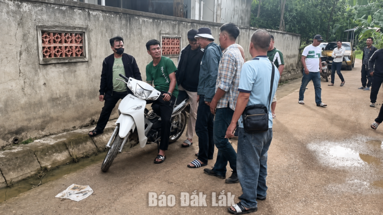Xin đi nhờ rồi cướp luôn xe máy của người dân