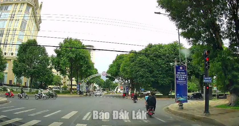 Nhóm học sinh đi xe đạp điện vượt đèn đỏ, không đội mũ bảo hiểm.