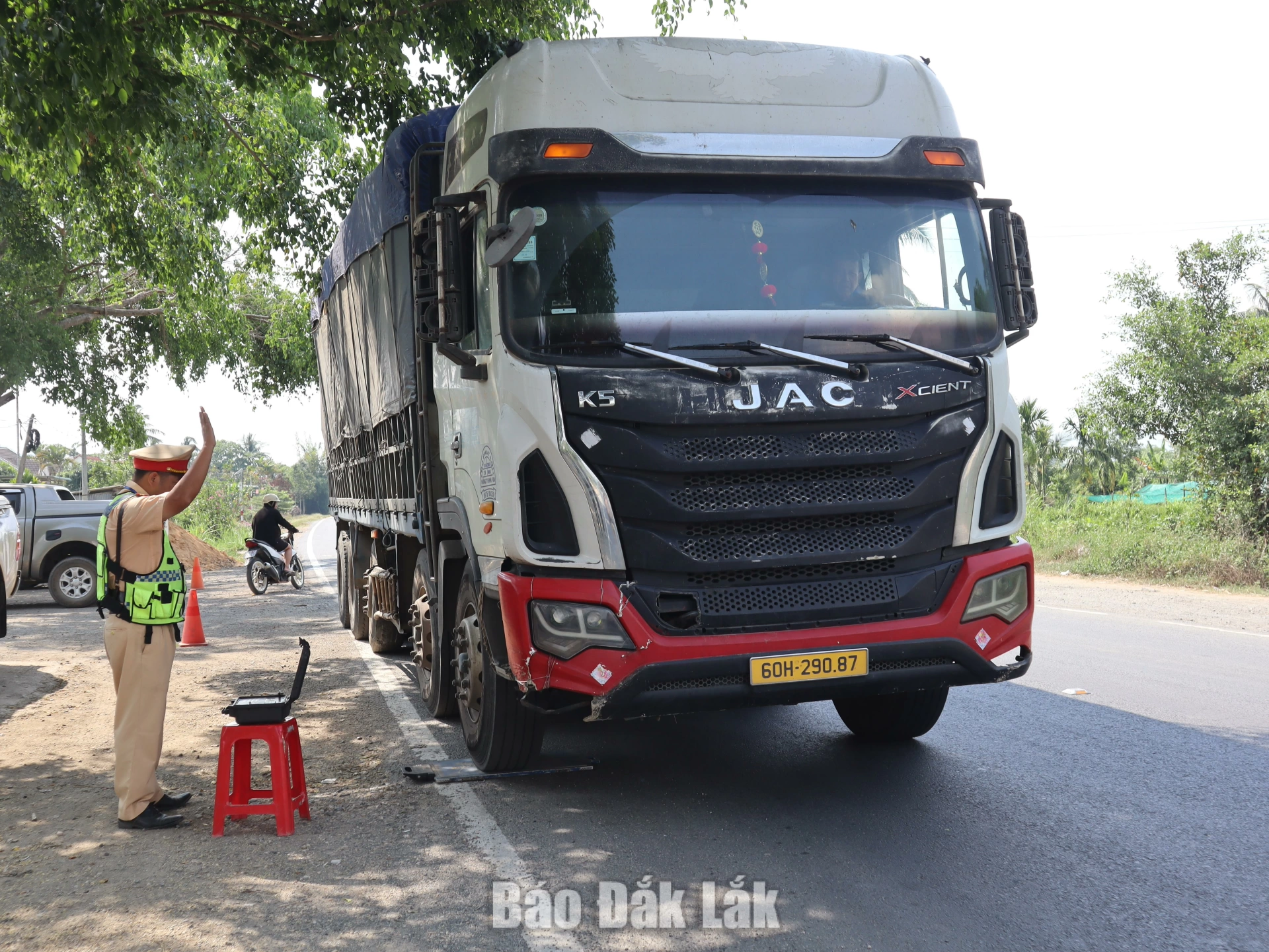 Mạnh tay xử lý xe quá khổ, quá tải 1 Cán bộ.