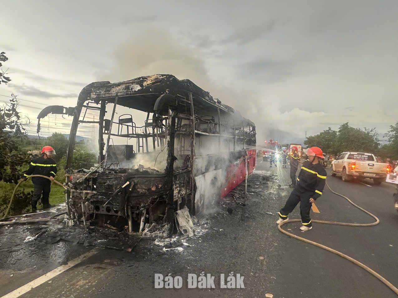 Lực lượng chức năng có mặt tại hiện trường, khống chế vụ cháy và phân luồng giao thông.