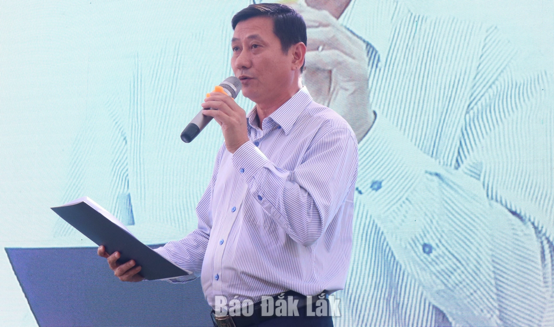 Đắk Lắk khai trương tuyến xe buýt điện đầu tiên 2 Phó Giám đốc Sở Xây dựng Lê Đình Minh phát biểu tại buổi lễ.