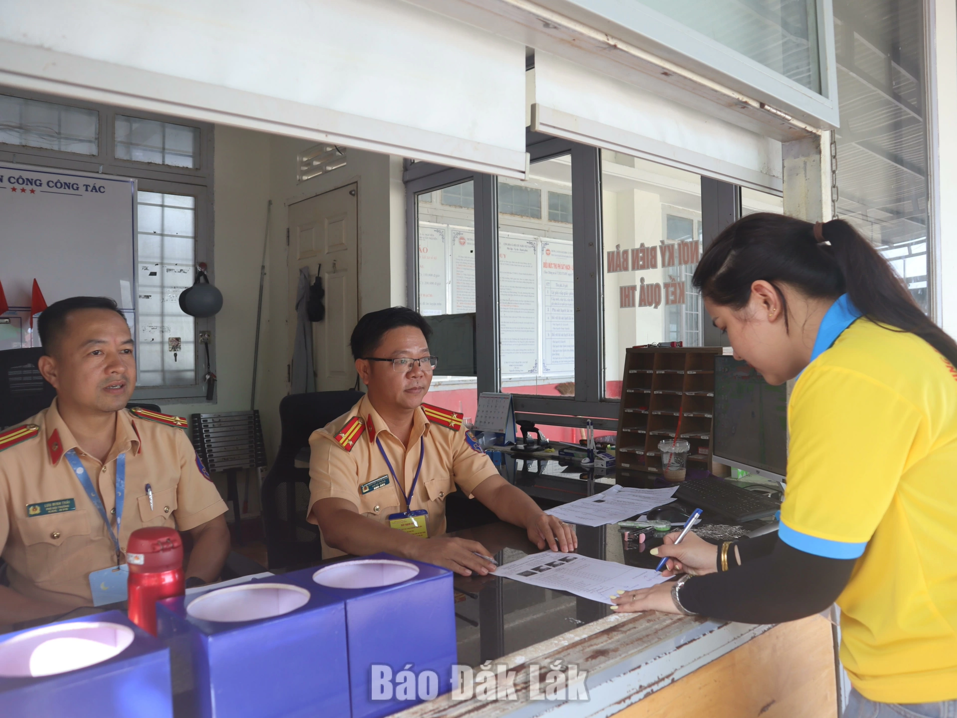 Công an tỉnh Đắk Lắk áp dụng quy định mới về sát hạch, cấp giấy phép lái xe 1 Cán bộ Phòng Sát hạch và cấp giấy phép lái xe cơ giới đường bộ hướng dẫn thí sinh ký xác nhận sau khi hoàn thành các phần thi sát hạch.