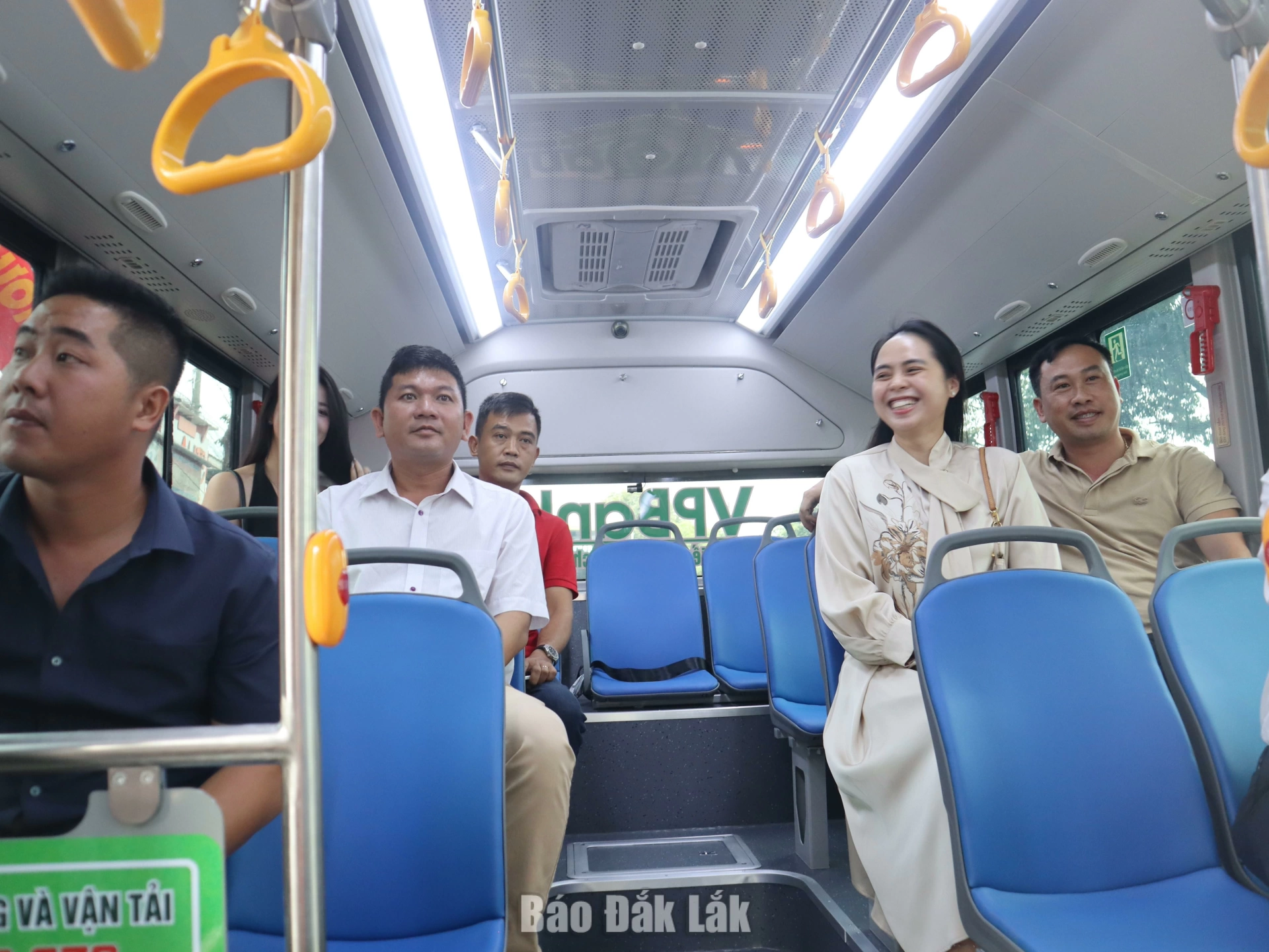 Hành khách sử dụng xe buýt điện để di chuyển.