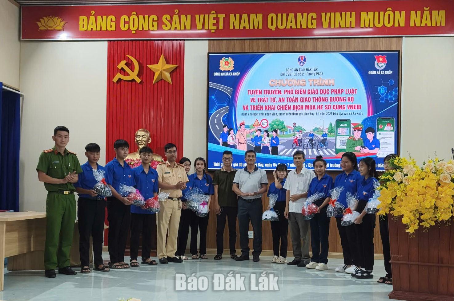 Tổ CSGT địa bàn Ea Kar trang bị kỹ năng an toàn giao thông cho 120 đoàn viên, thanh thiếu niên 2 Cán bộ Phòng CSGT tặng mũ bảo hiểm cho đoàn viên thanh niên, thiếu niên tại chương trình.