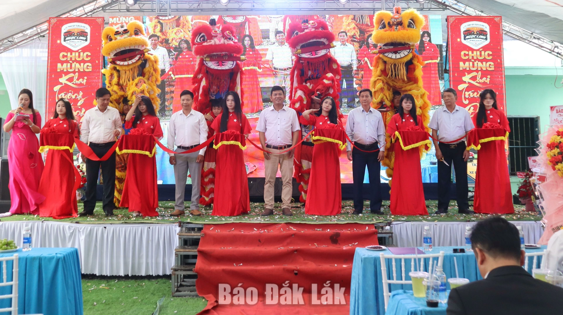 Đắk Lắk khai trương tuyến xe buýt điện đầu tiên 4 Các đại biểu thực hiện nghi thức cắt băng khai trương tuyến xe buýt điện số 31.