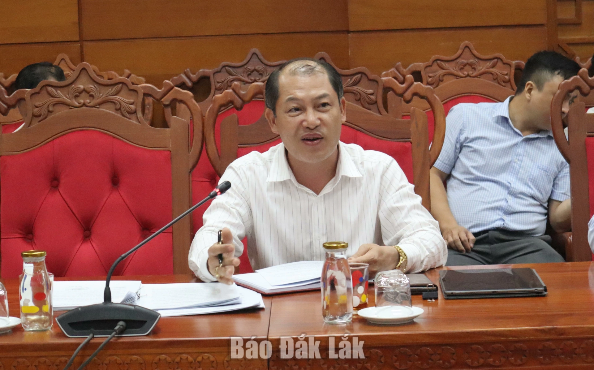 Ông Trần Tiến Đông, Giám đốc Ban Quản lý dự án đầu tư xây dựng công trình giao thông và nông nghiệp phát triển nông thôn tỉnh báo cáo tình hình triển khai Dự án thành phần 3 tại buổi làm việc.