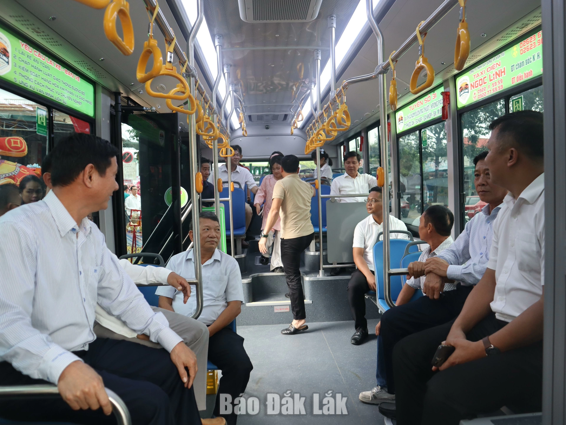 Đắk Lắk khai trương tuyến xe buýt điện đầu tiên 5 Những hành khách đầu tiên trải nghiệm tuyến xe buýt điện số 31 trong ngày khai trương.