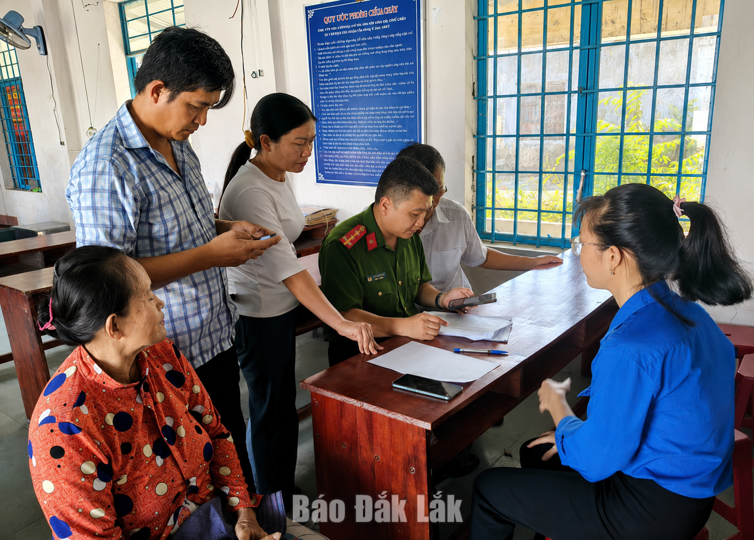 Cán bộ Công an xã Phú Hòa 2 trực tiếp hướng dẫn, xác thực và kích hoạt tài khoản định danh điện tử VNeID mức độ 2 cho người dân tại thôn Phụng Tường 2. Mỗi tài khoản được kích hoạt là thêm một người dân sẵn sàng tham gia môi trường số an toàn, thuận tiện.
