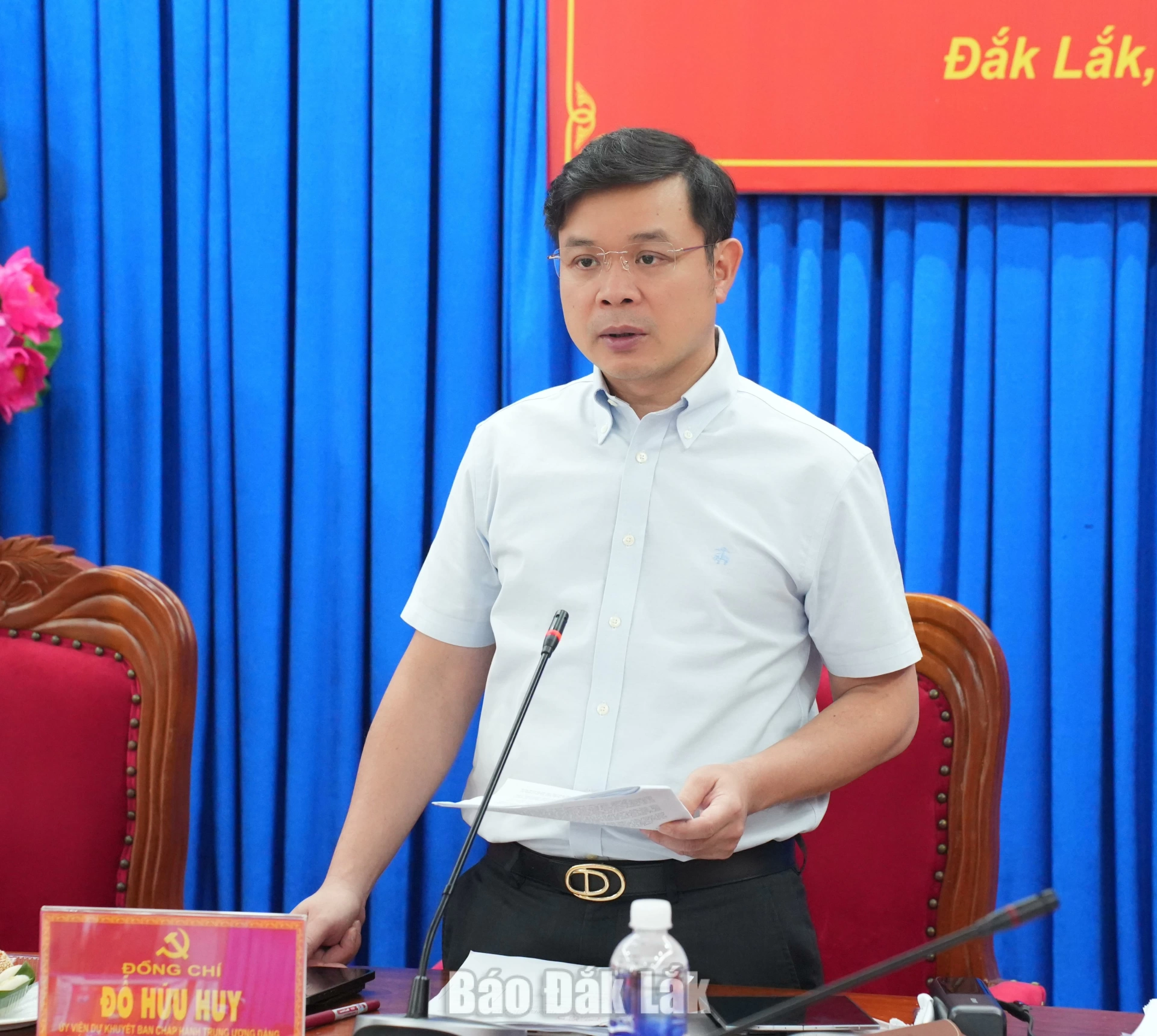 Chủ tịch UBND tỉnh Đỗ Hữu Huy phát biểu kết luận cuộc họp.