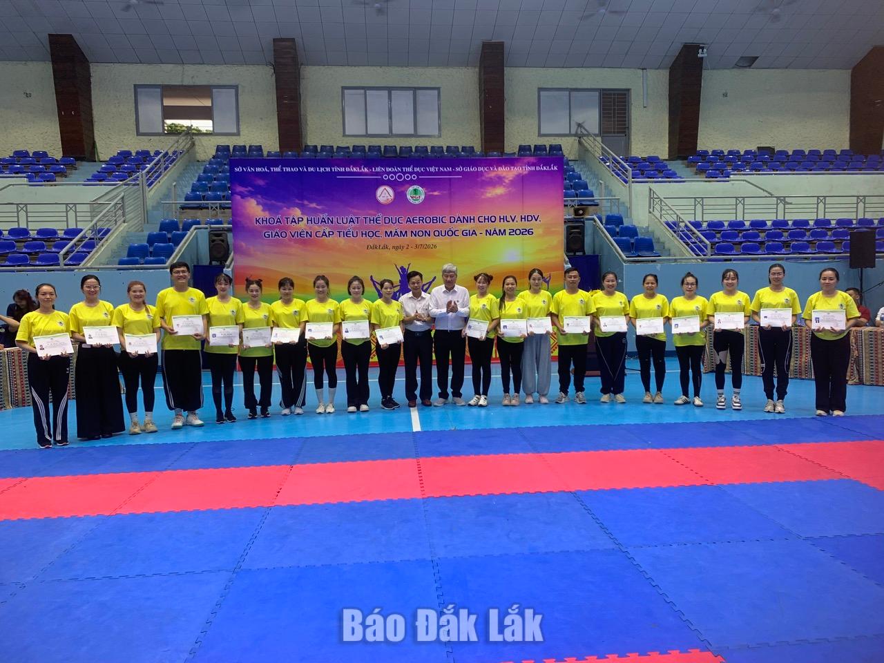 174 học viên toàn quốc tham gia tập huấn Luật Thể dục Aerobic tại Đắk Lắk 2 Ban tổ chức trao Giấy chứng nhận cho các học viên.