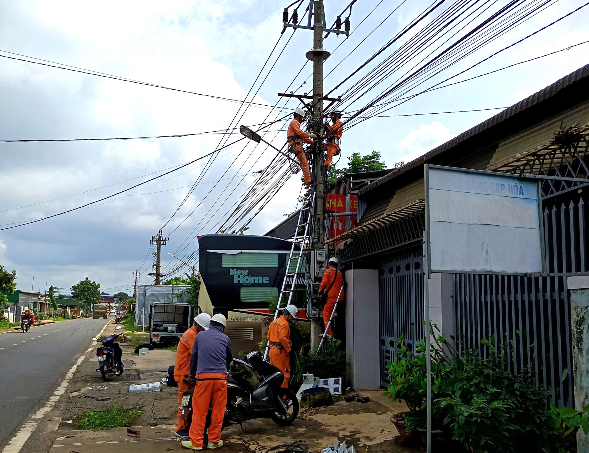 Công tác thay thế, chỉnh trang hệ thống đo đếm, xử lý các điểm mất an toàn tại lưới điện hạ áp Hợp tác xã Dịch vụ điện Tân Tiến
