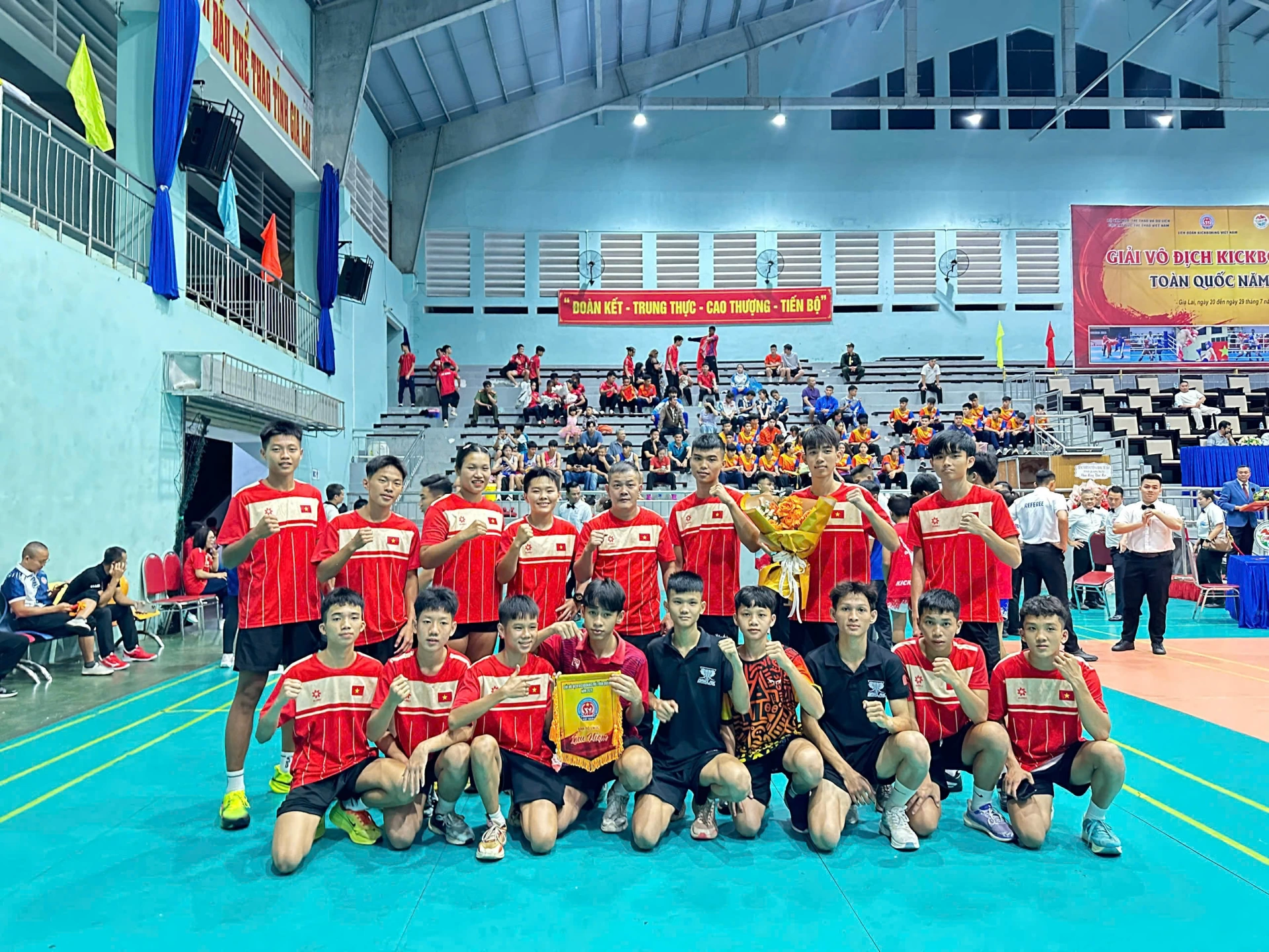 Ban huấn luyện, các võ sĩ đội tuyển Kick boxing Đắk Lắk tranh tài tại giải. Ảnh: Đ.Đoài