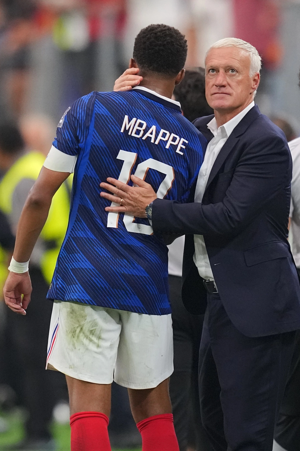 Tranh hạng Ba World Cup 2026: Trận chiến vì danh dự 2 HLV Didier Deschamps động viên Kylian Mbappe sau khi Pháp thua Tây Ban Nha 0-2 trong trận bán kết World Cup 2026 trên sân Arlington, Texas, Dallas, Mỹ ngày 14/7/2026. Ảnh: AP