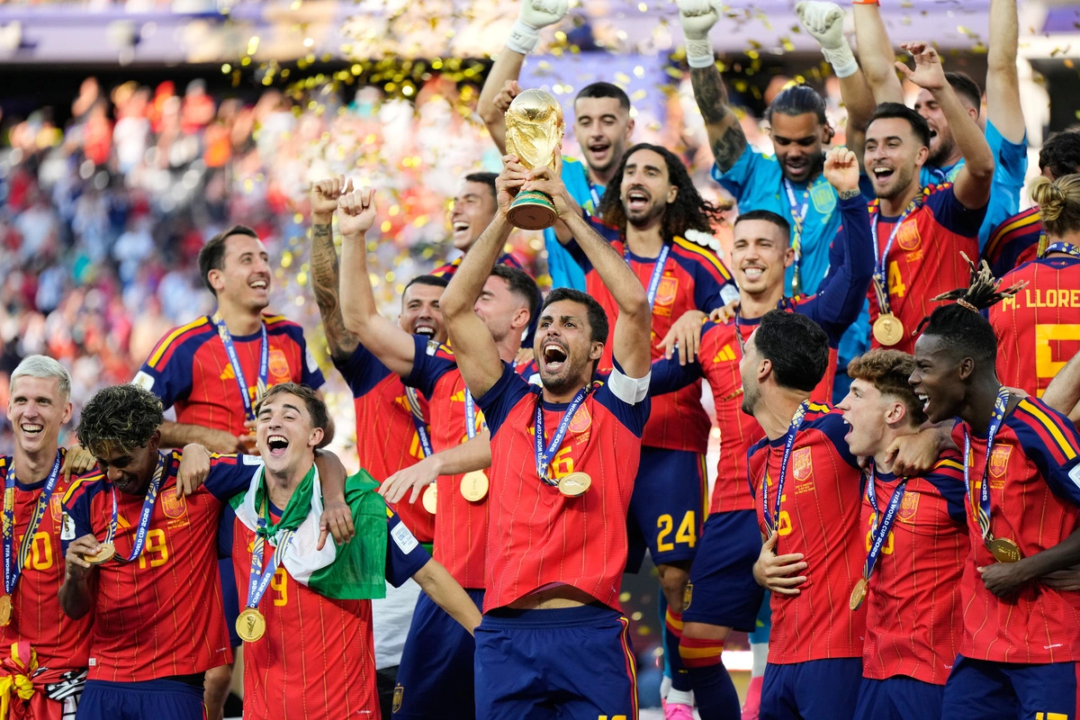 Chung kết FIFA World Cup 2026: Chào đón tân vương Tây Ban Nha 2 Đội trưởng Rodri nâng cao chiếc cup vô địch khi Tây Ban Nha thắng Argentina ở chung kết World. Ảnh: AP
