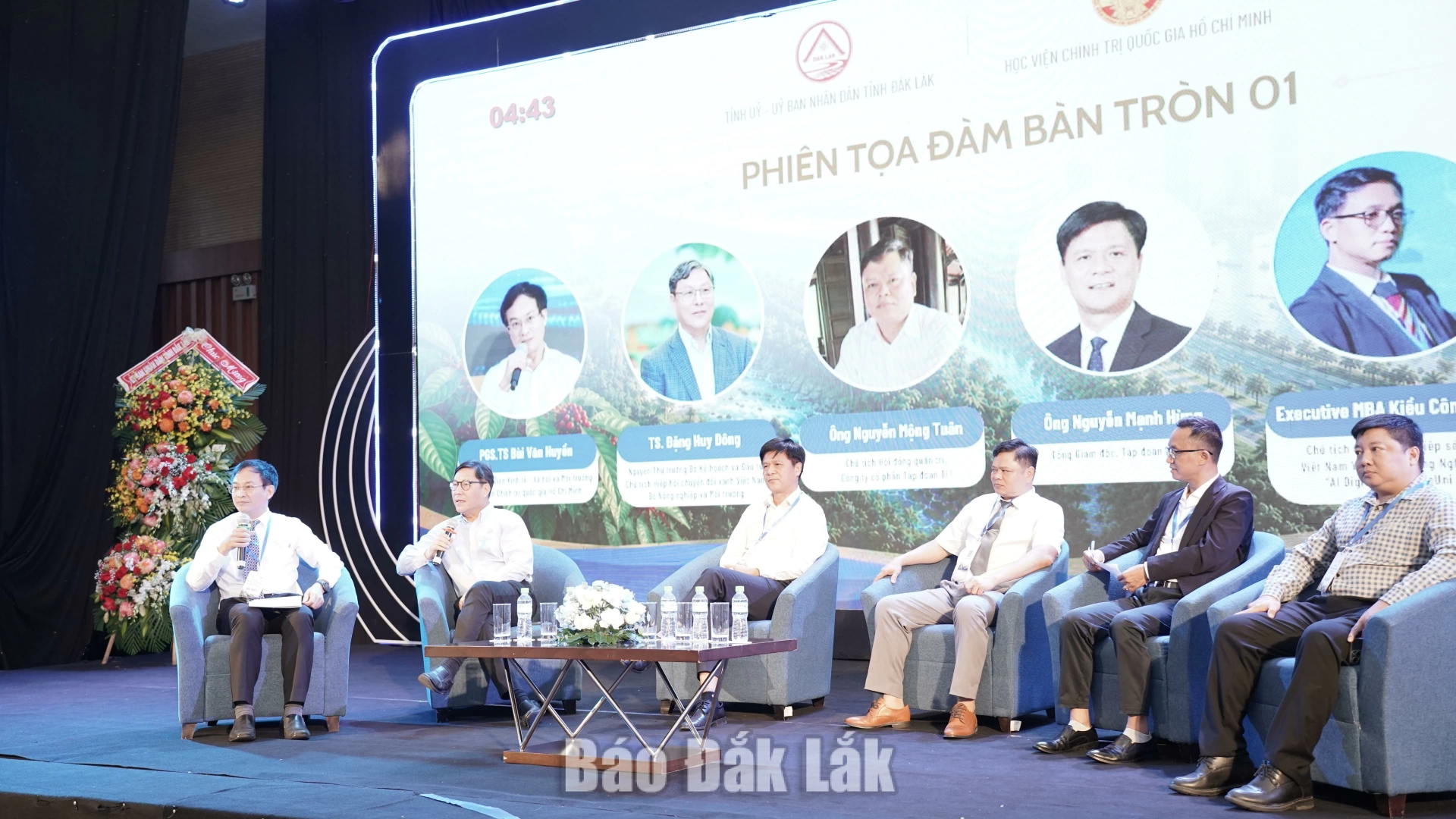 Phiên tọa đàm bàn tròn với chủ đề “Phát triển tỉnh Đắk Lắk trong kỷ nguyên mới - Định vị chiến lược và kiến tạo động lực”. Ảnh: Vạn Tiếp