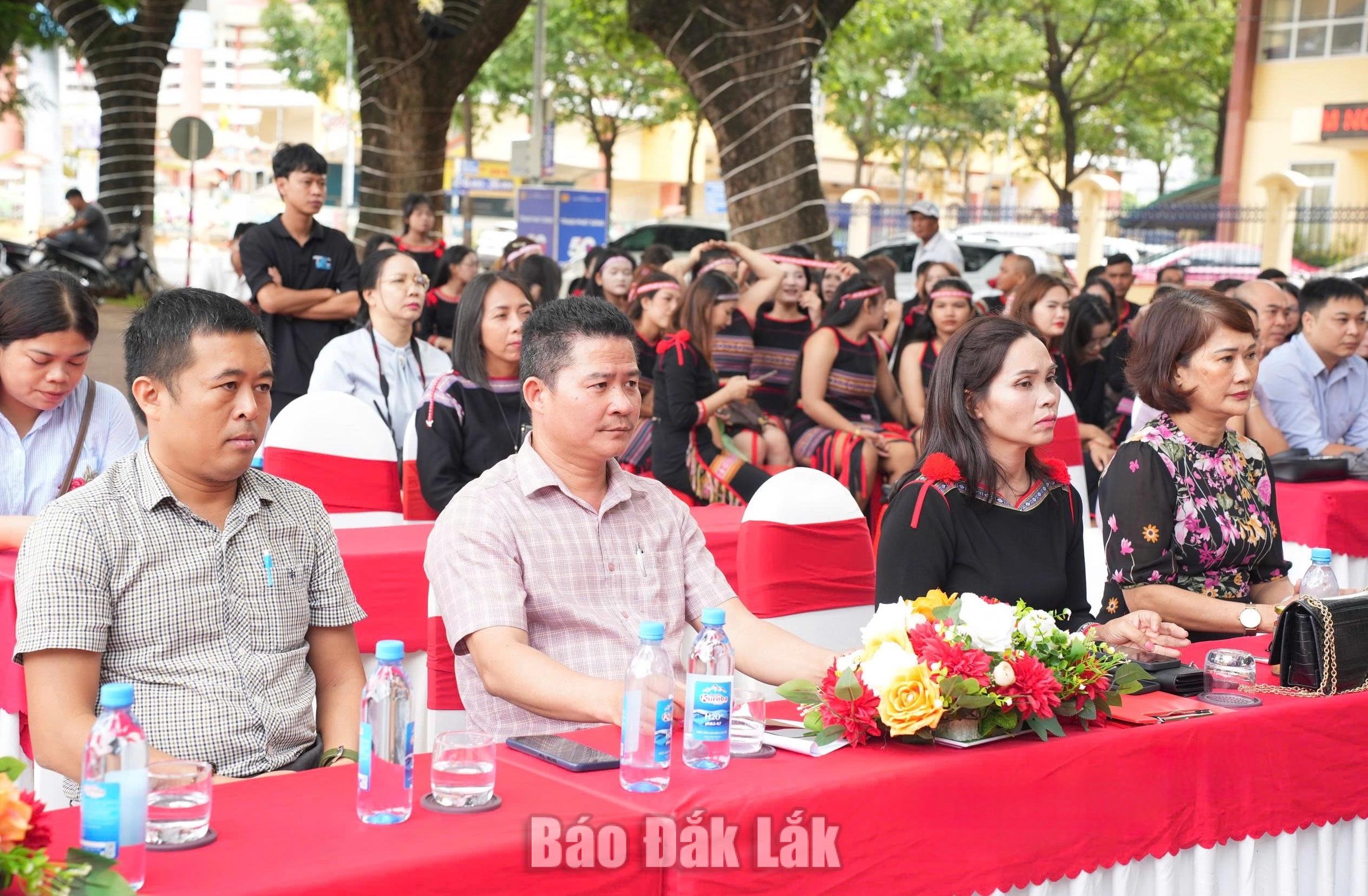 Các đại biểu tham dự chương trình bế giảng.